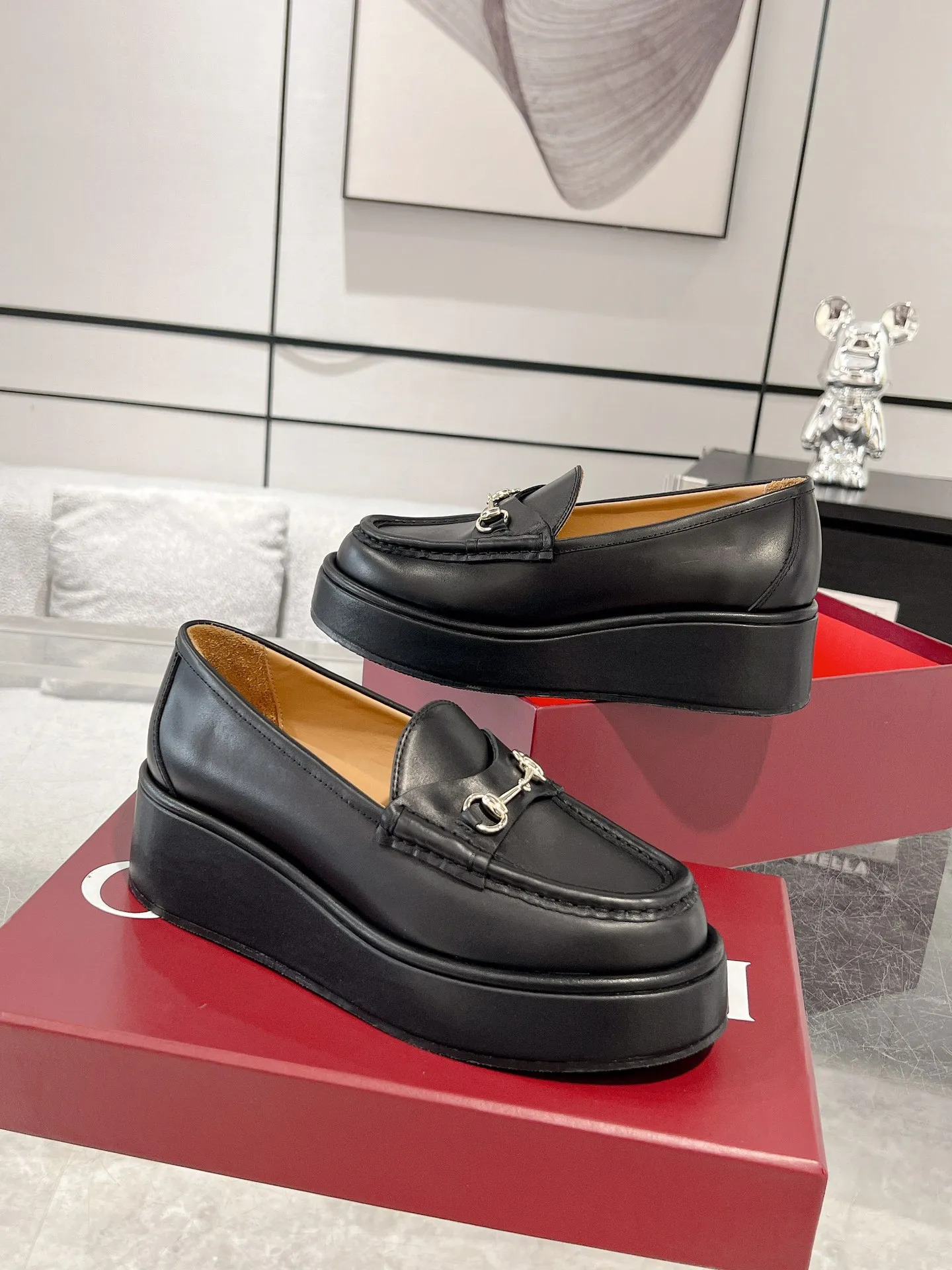 👟👟Ex-factory price 640👟👟 Leather surface 💰Gucci’s latest women’s horsebit wedge loafers ❗️❗️ Original purchase, development and production. The brand’s classic elements inject timeless style into this exquisite horsebit loafer. Glossy leather is paired with light gold-tone hardware. Wedge detailing adds a personal touch to a classic style. Original customized cowhide. Original customized soft sheepskin lining. Original molded leather with rubber outsole. Bottom thickness: 2.5CM in the front and 5cm in the back. Number of yards: 35-41 (custom-made 40 and 41 are non-refundable)